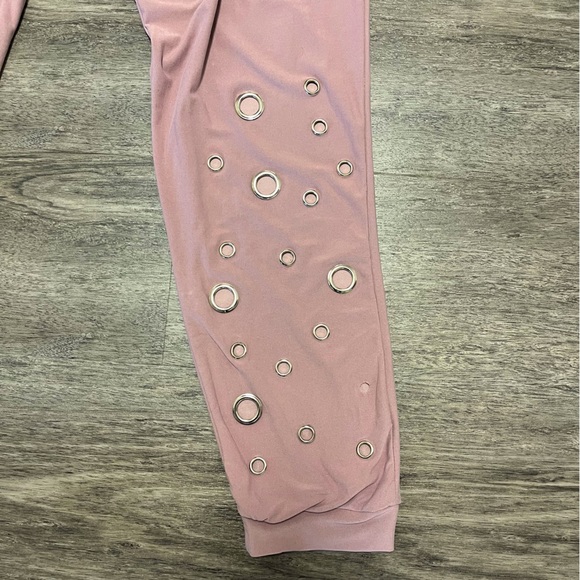 Large mauve jogger pants with metallic circle holes on bottom - Picture 2 of 4